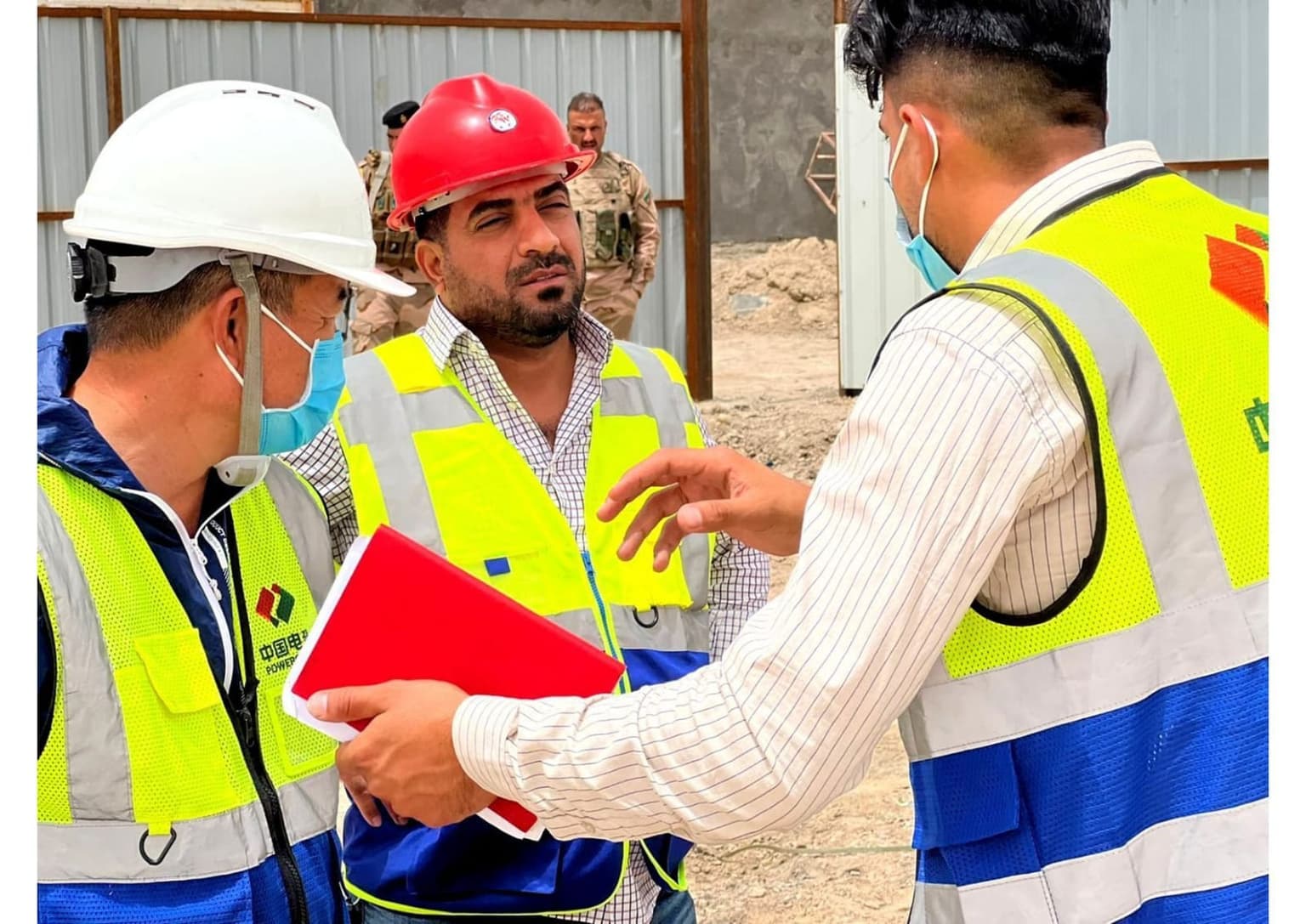 مهندسون يتناقشون في الموقع مع مهندس الشريك الصيني